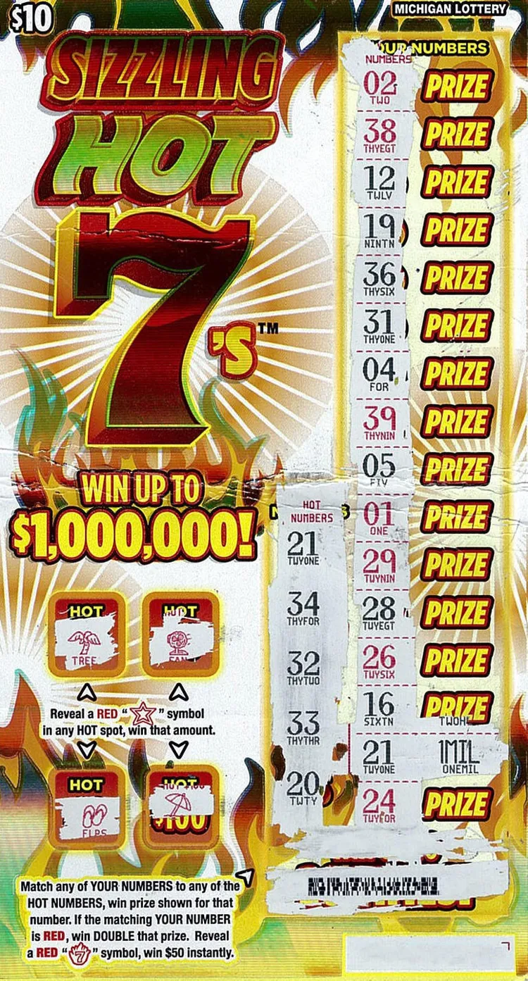 女子刮中的100萬美元刮刮樂。翻攝密西根樂透