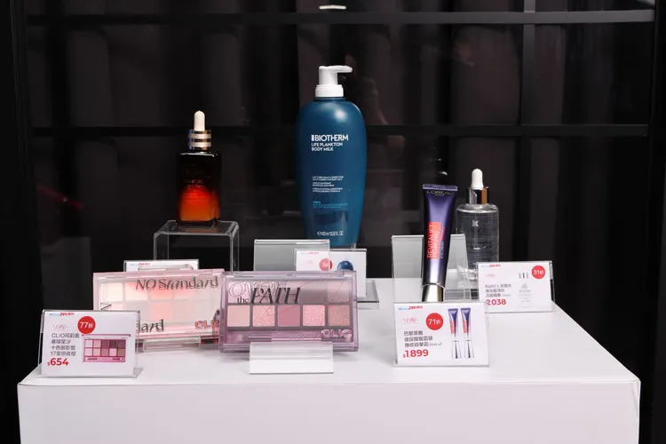 ESTEE LAUDER雅詩蘭黛特潤超導修護露(100ml)狂降5570元，特價2330元。業者提供