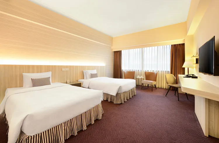 精緻四人房每晚只要6000元起，每房再贈等值6000元大禮包。業者提供