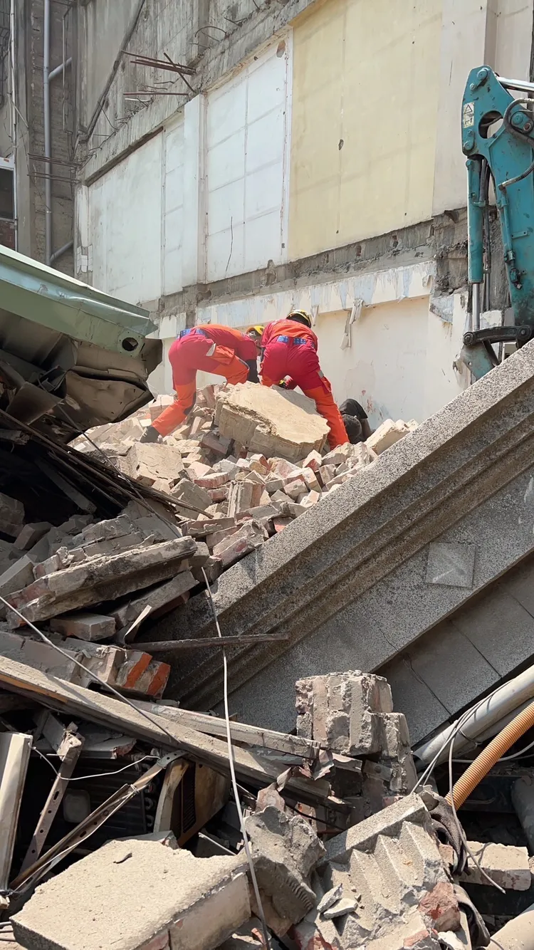 消防人員搜救受困者。民眾提供