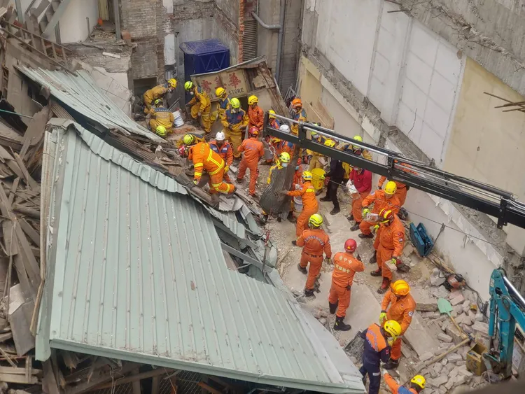 消防人員徒手搬運瓦礫。民眾提供