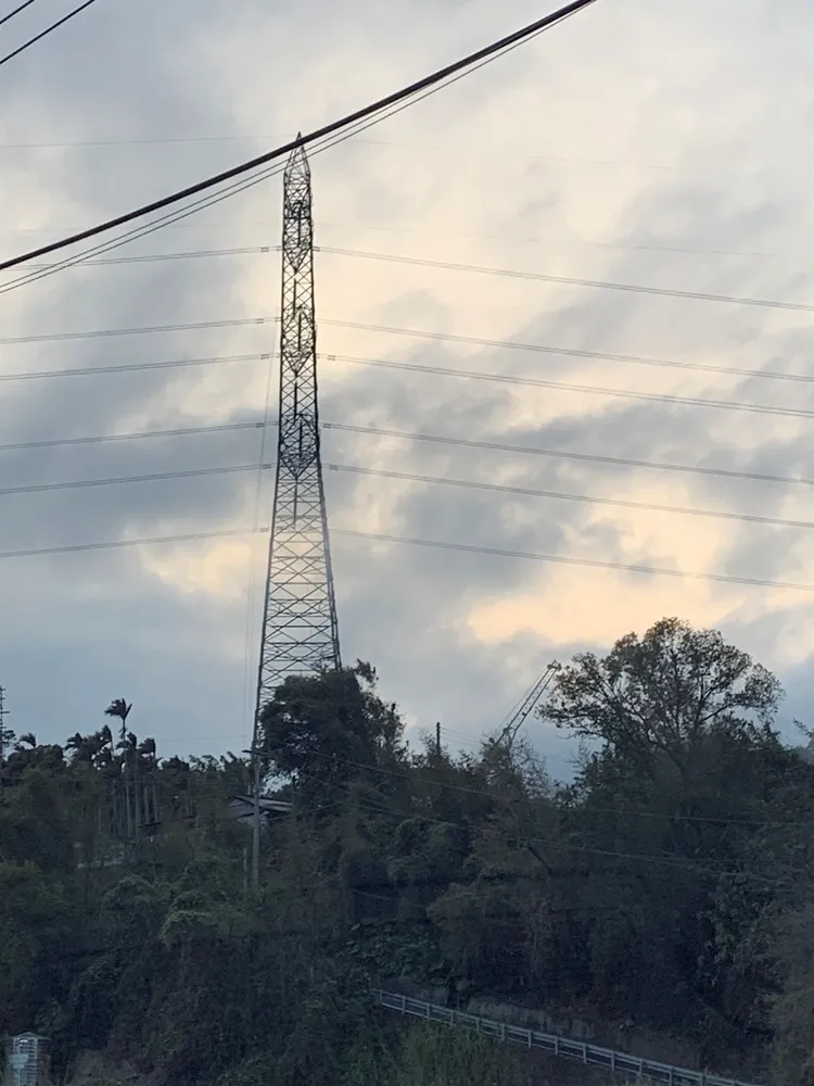 台電因應未來中南部再生能源併網，在苗栗大湖進行鐵塔改建工程，卻驚傳違法施工。讀者提供