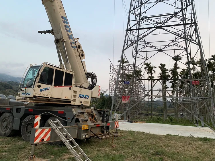 吊車進駐違法施工。讀者提供