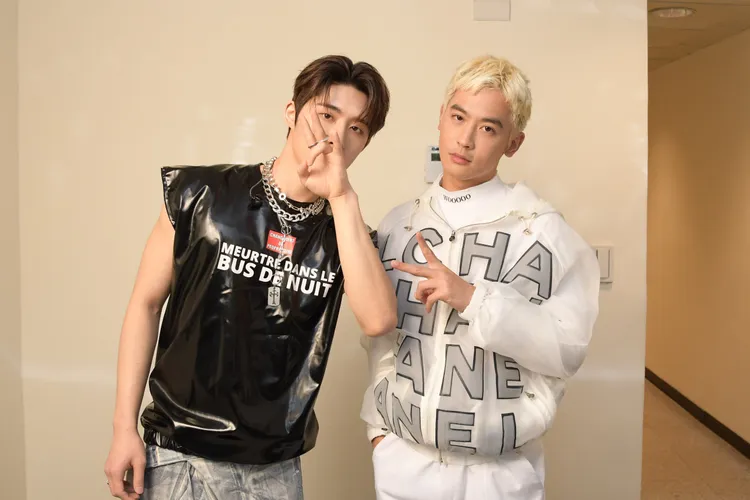 B.I（左）邀情吳思賢擔任演出嘉賓。華藝娛樂