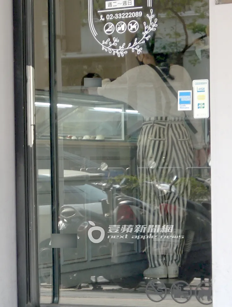 2人在櫃檯挑選糕點。特勤中心攝