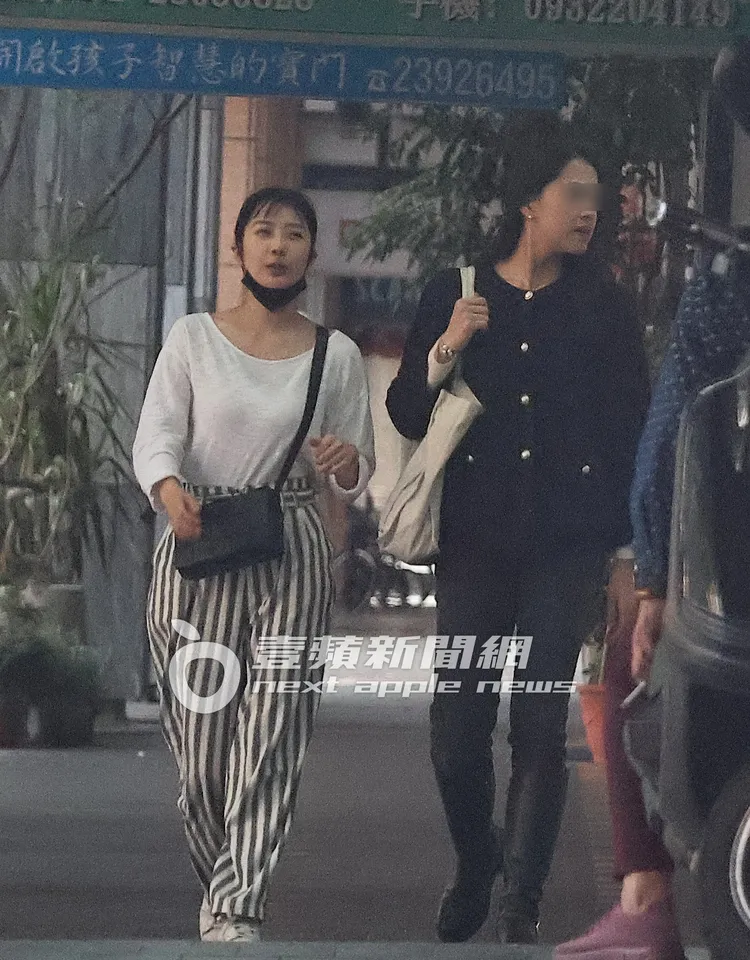 周亭羽（左）與女友人邊走邊聊天，揹著9萬5400元的BV編織包的她看似心情相當輕鬆。特勤中心攝