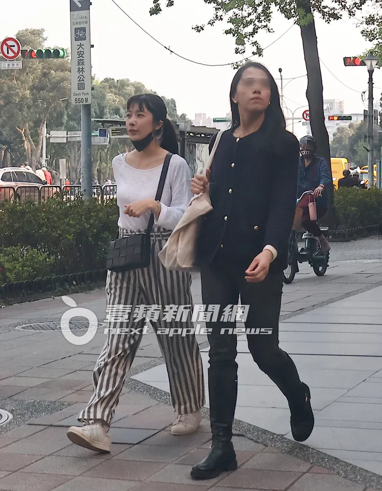 被九把刀扶正的前主播周亭羽（左）與女友人走在中正區街道上。特勤中心攝