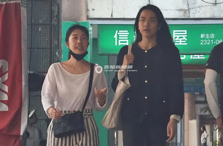 周亭羽（左）聊天邊比手畫腳。特勤中心攝