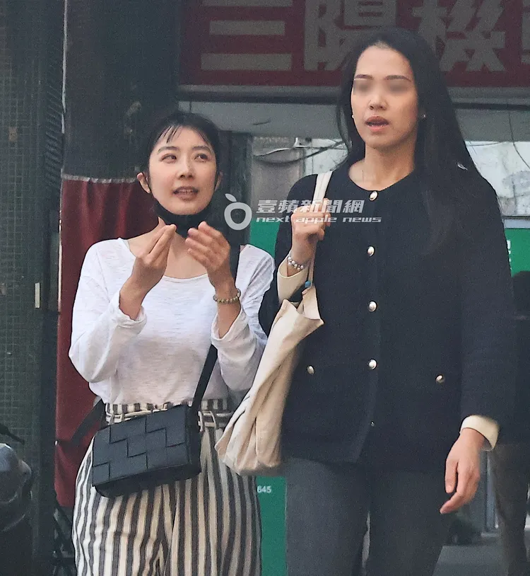 周亭羽（左）右手手指頭集成一團，似乎在形容著甚麼。特勤中心攝