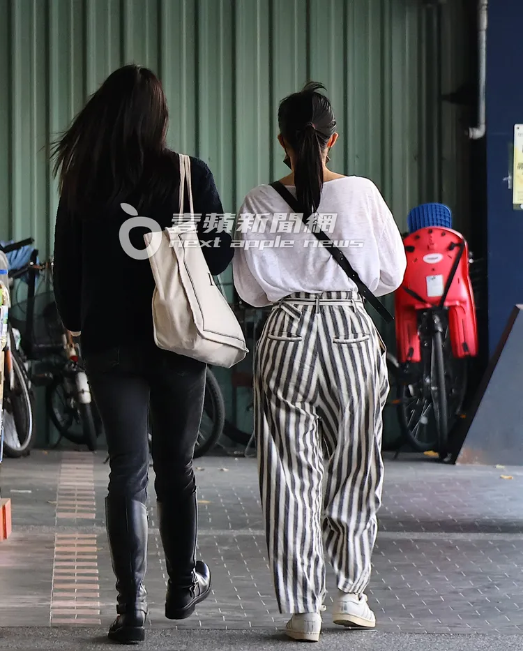 周亭羽（右）去年7月生完第2胎，下盤骨盆明顯變寬。特勤中心攝