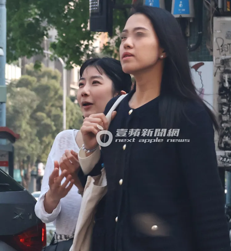 周亭羽（左）與女友人持續走在街道上。特勤中心攝