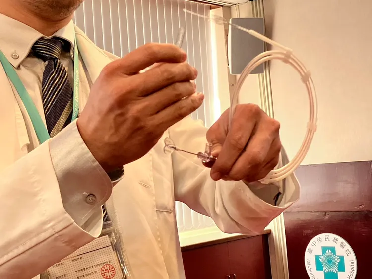 第二代防護網頸動脈支架 (mesh-covered carotid stent)，將原本負責撐開血管的頸動脈主支架金屬間，鋪上一層微細孔洞的薄網。中榮提供