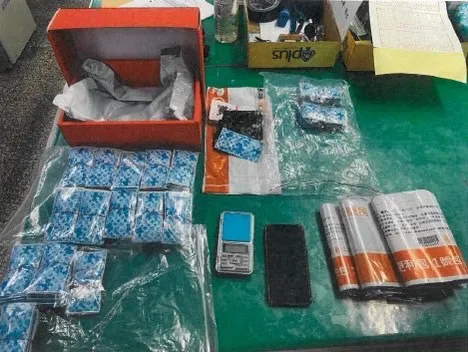 警方起獲毒咖啡包與電子磅秤。翻攝畫面