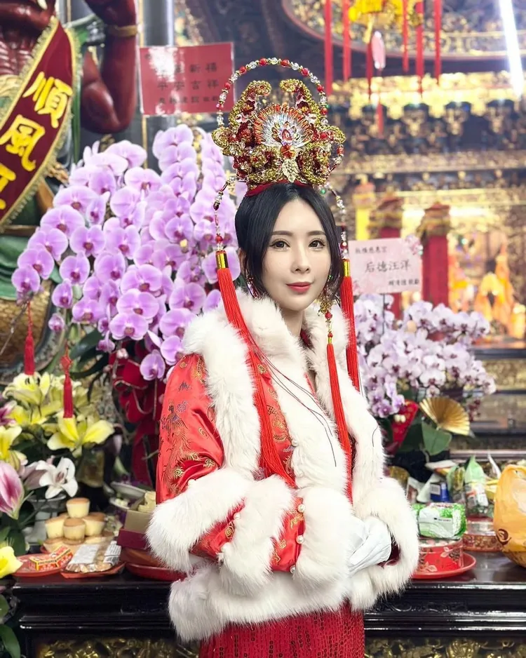 甄馨的性格蠻傻大姐的，總是笑臉迎人。