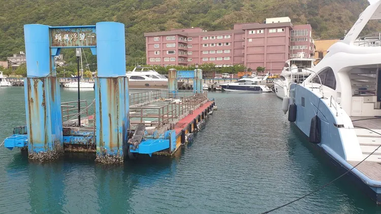 許男躲在浮動碼頭旁。資料畫面