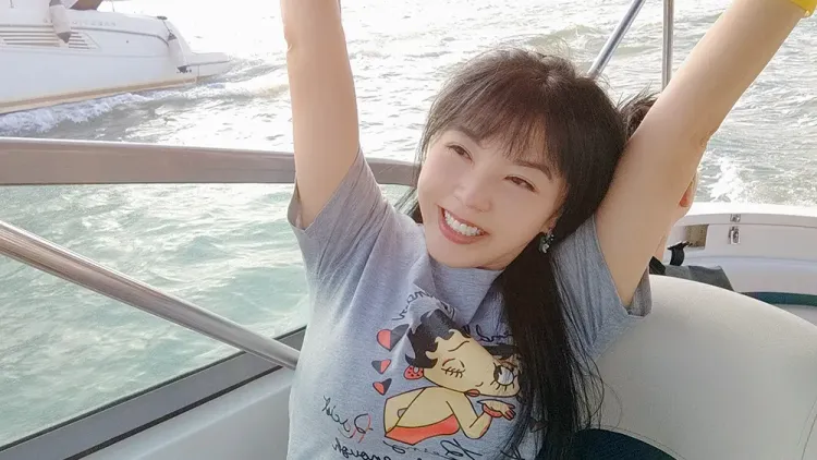 劉樂妍個性節儉，日前她透露自己都會把直播中沒吃完的食物打包帶回家。引自微博