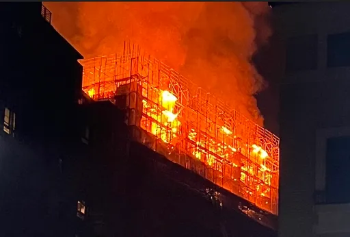 台中14樓工地頂樓暗夜起火　紅光烈焰怵目驚心！現場慘況曝光