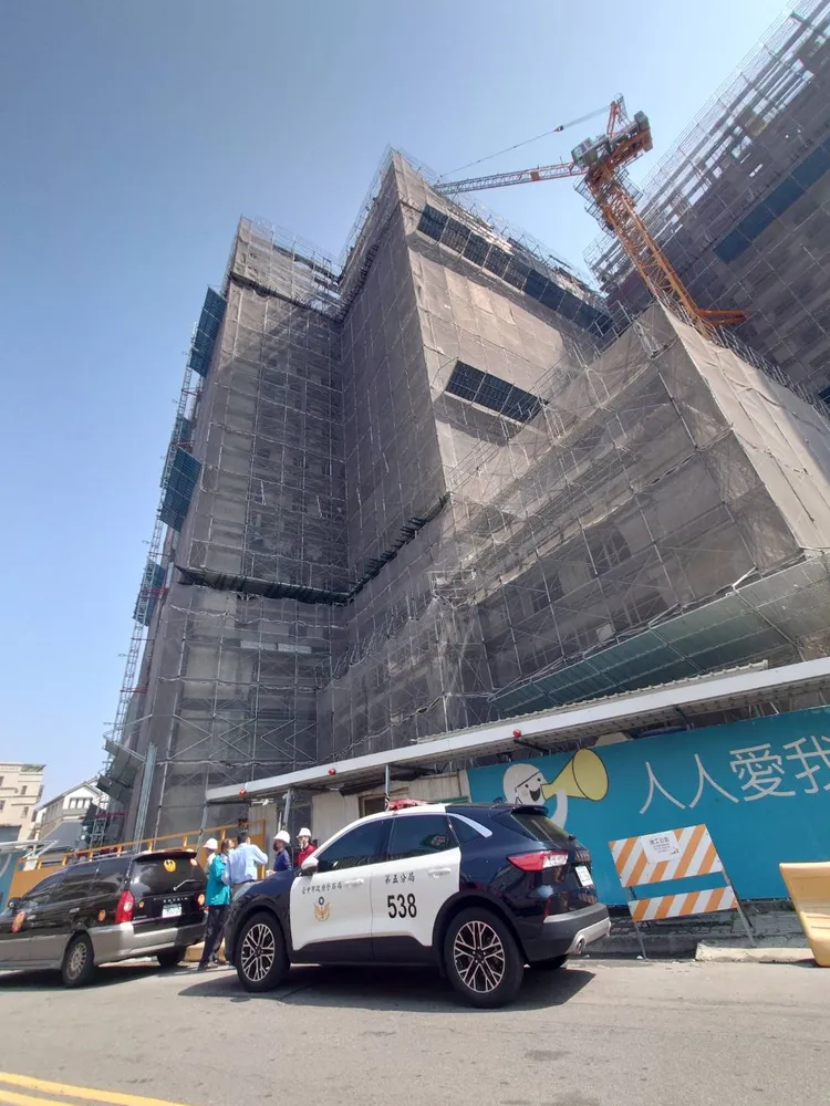 警方與消防火調人員進入工地勘察，釐清起火原因。讀者提供