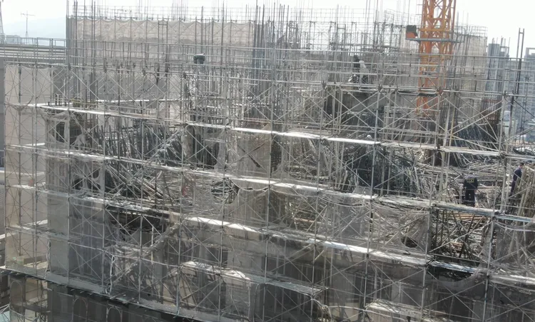 消防局火調人員及警方進入14樓頂勘查，