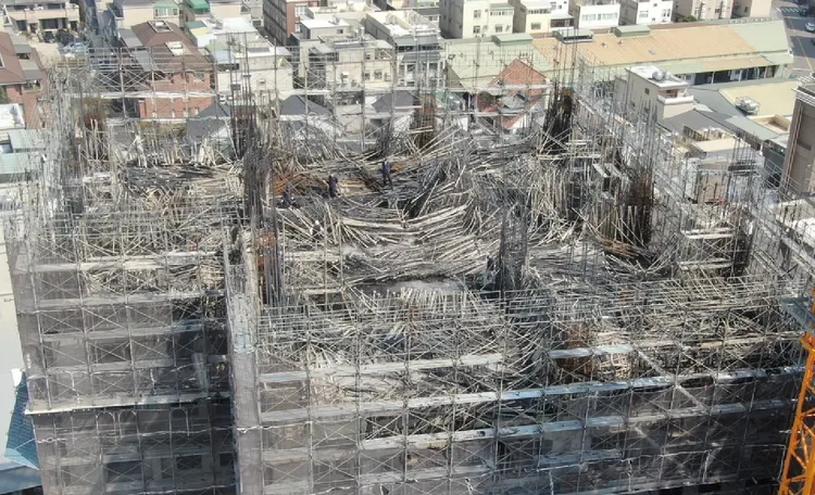 工地頂樓現場照片曝光，殘局收拾可能需要耗費一段時間。讀者提供