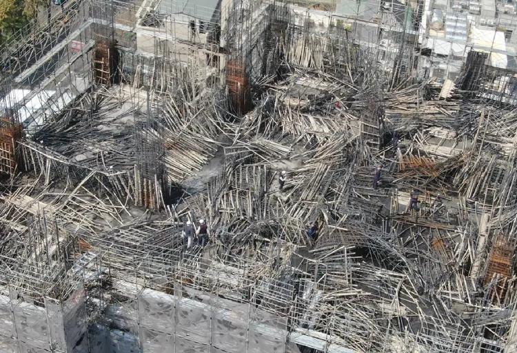 大樓工地現場遭遇祝融，鷹架、建材傾倒，現場滿目瘡痍。讀者提供