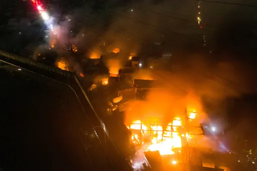 印尼油庫大爆炸17死50傷!民宅燒成火海 居民驚慌逃命
