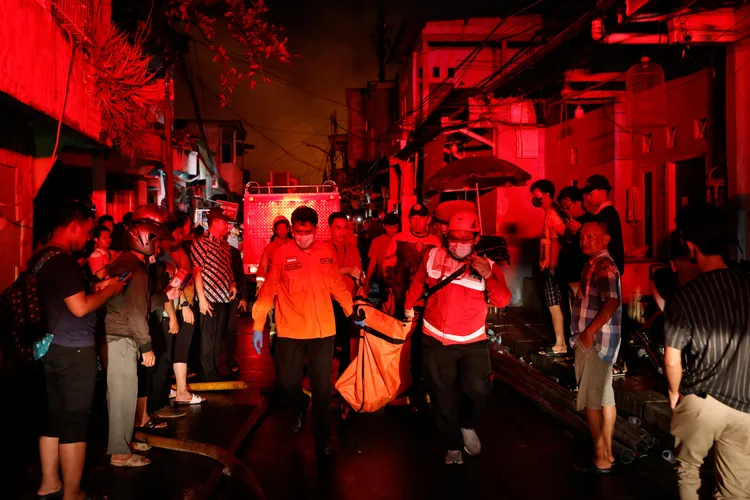 爆炸造成至少17人死亡，當局疏散附近居民上百人。路透社