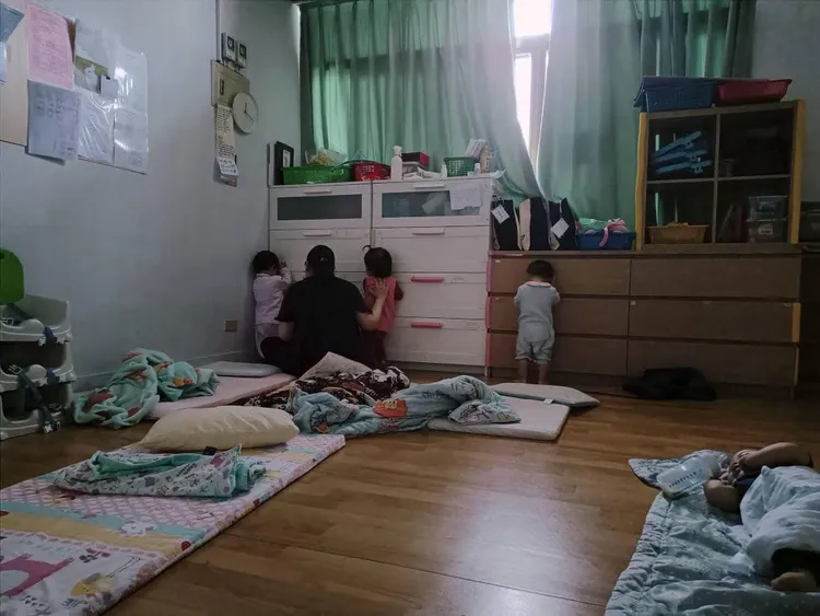 有網友指有托嬰中心逼不午睡的幼兒罰站，教保人員還會在後面壓著幼兒的背，令他們站好。翻攝臉書爆料公社