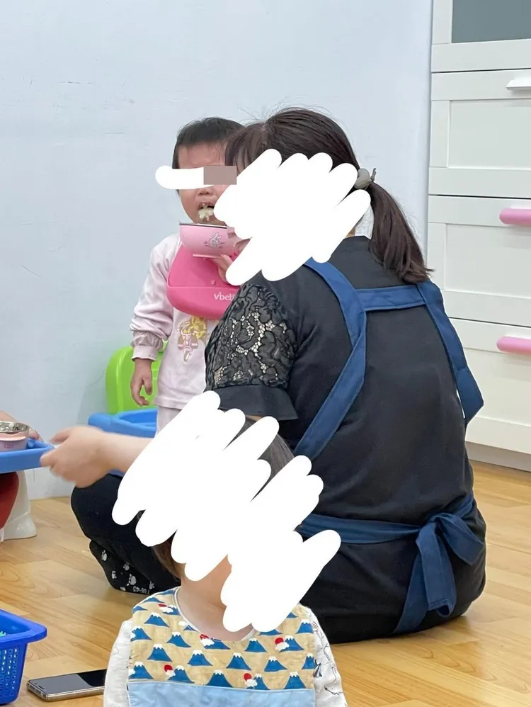 有網友指有托嬰中心強迫幼兒吃飯「吐出來一樣要吃回去」，碗就在下面接著吐出來的食物。翻攝臉書爆料公社