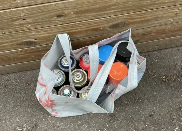 警方沒收噴漆罐及麥克筆。翻攝畫面