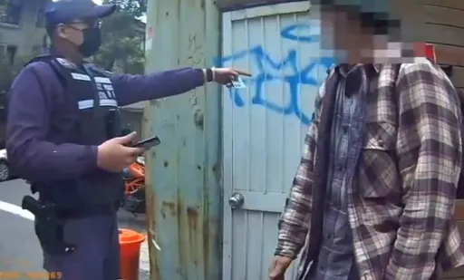 「這面牆有人先塗鴉!」外籍男噴漆跟著做 屋主怒報案抓人