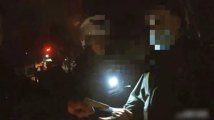 警方將鄭男上銬搜身。蘆洲警分局提供