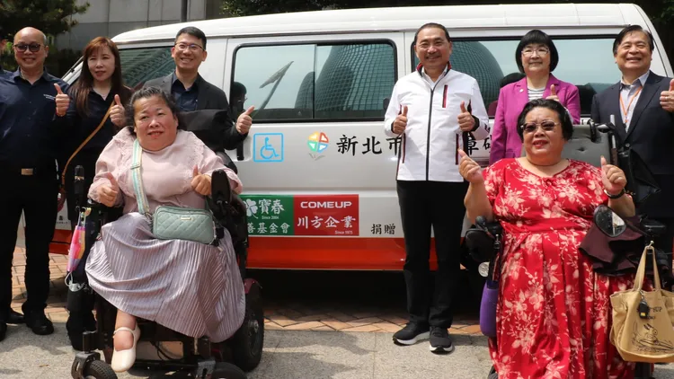 侯友宜出席川方企業捐贈復康巴士。新北市政府提供
