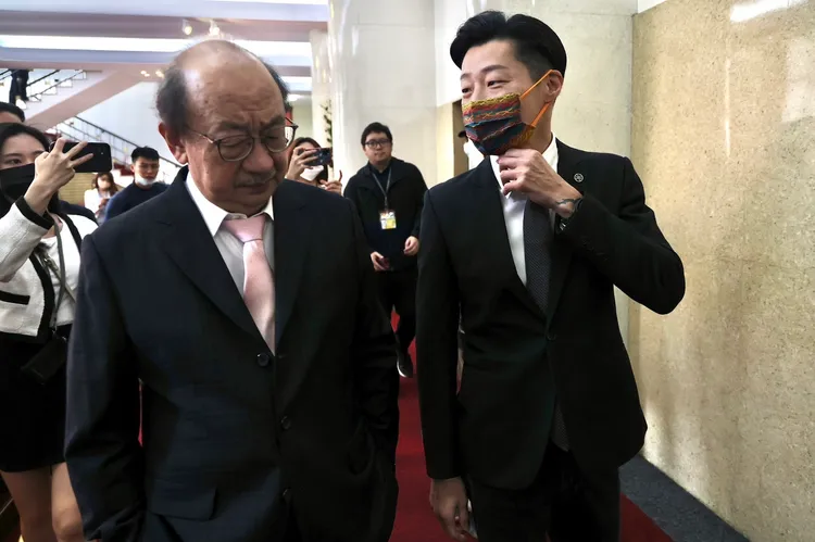 林昶佐跟民進黨立法院黨團總召柯建銘一同步入議場。林林攝