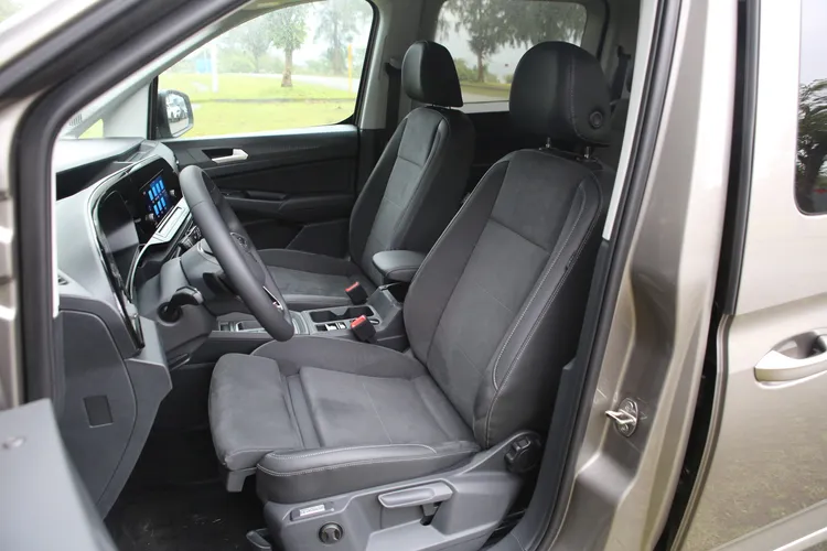 Caddy Maxi Style進一步標配含電動腰靠的ergoComfort舒適型駕駛座椅。林浩昇攝