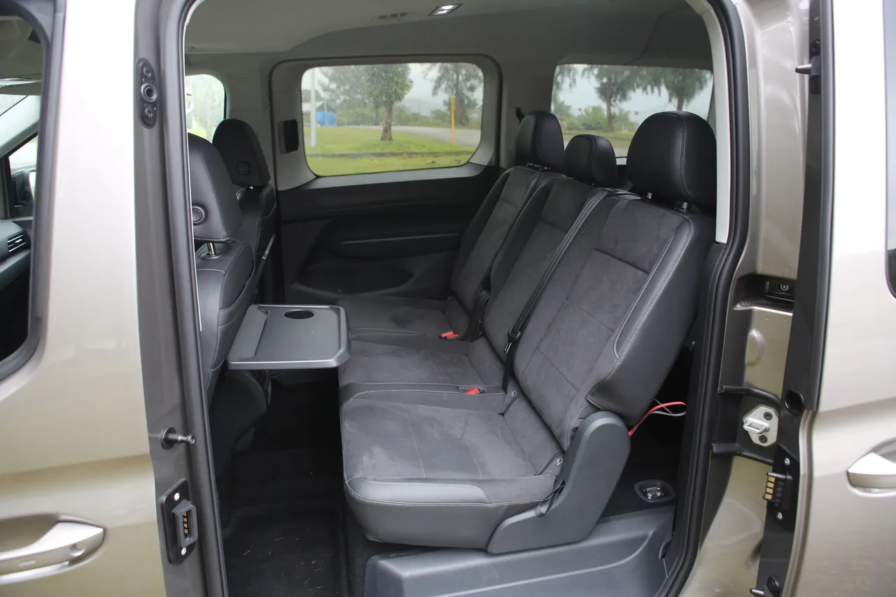 中排座位虽然不能前后滑移，但独立的三张座椅已提供舒适合理的乘座空间。林浩升摄