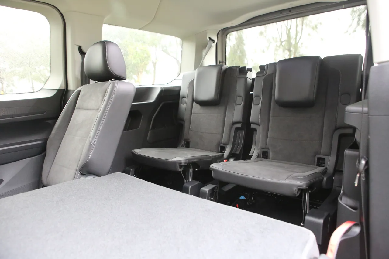 第三排乘坐两名成人仍有宽裕的空间，也是Caddy Maxi主打的特色之一。林浩升摄