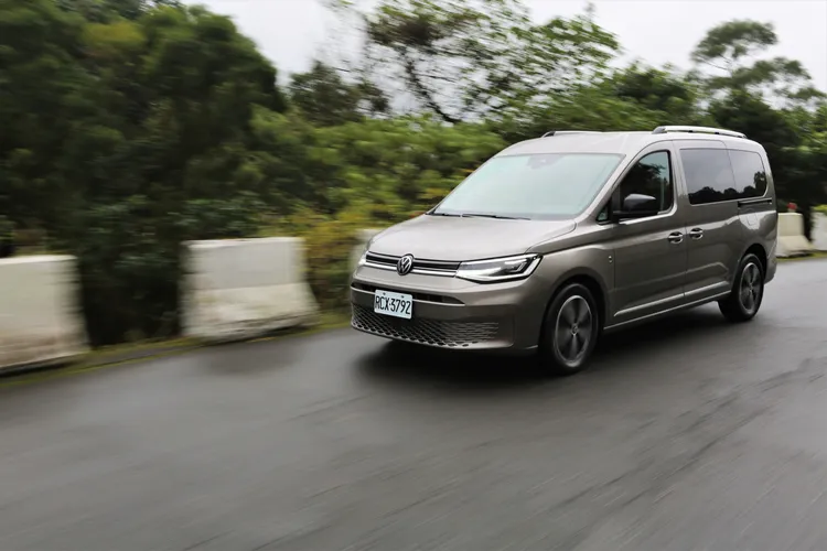 雖然馬力數據不出色，但低轉速爆發的32.6kgm扭力加速仍是帶著不疾不徐的輕快感。林浩昇攝