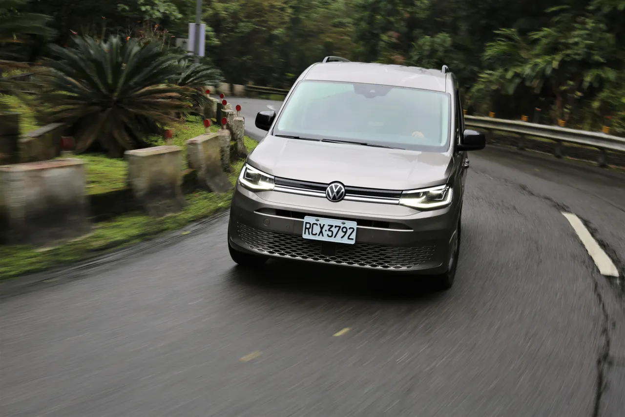 在更改悬吊结构、底盘刚性强化的基础下，如今Cadyy Maxi的操控表现确实更为俐落。林浩升摄