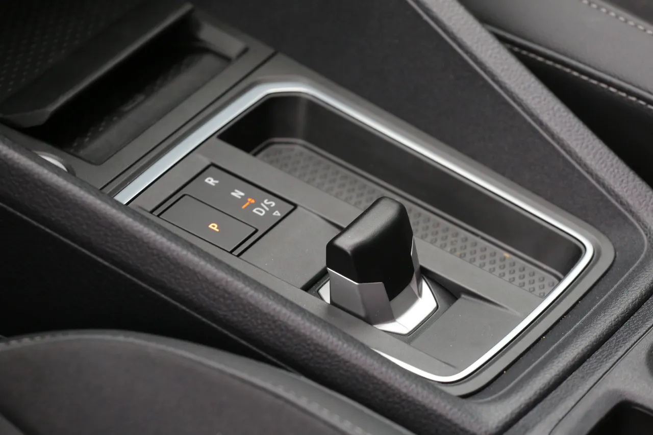 七速双离合器自手排采电子线传拨杆操作，并附有方向盘换档拨片。林浩升摄