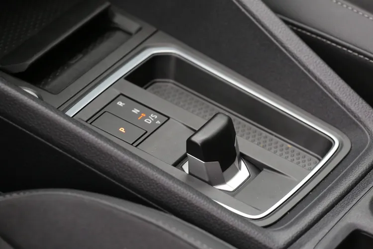 七速雙離合器自手排採電子線傳撥桿操作，並附有方向盤換檔撥片。林浩昇攝