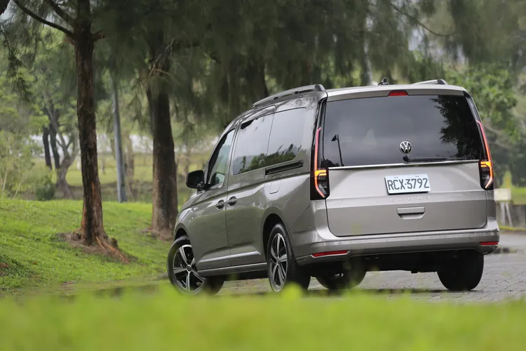 Caddy Maxi Style外觀加入鍍鉻套件裝飾點綴與銀色車頂行李架，進一步提升視覺質感，直立式尾燈同樣也是LED規格。林浩昇攝