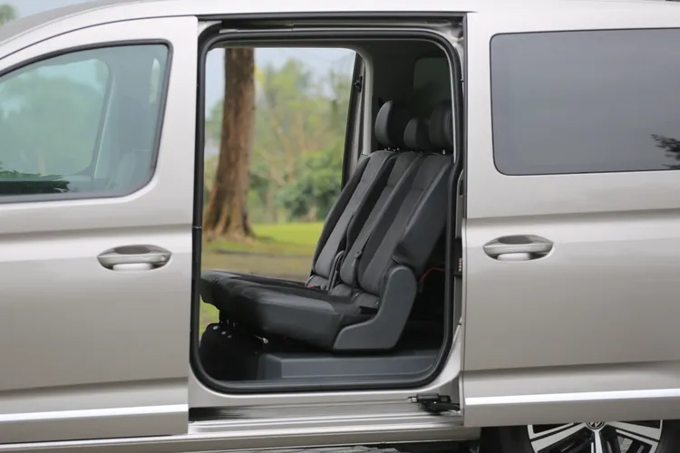 雖然仍是機械式啟閉，但Caddy Maxi Style卻進一步搭載更輕便省力的電吸式側滑門，輕輕闔上車門就會自動緊閉。林浩昇攝