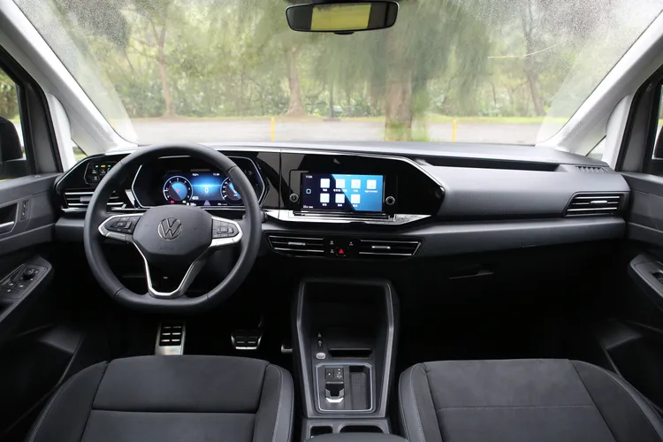 第五代Caddy Maxi的車艙數位化的布局確實煥然一新，當然也同樣保有多處實用的置物收納空間。林浩昇攝