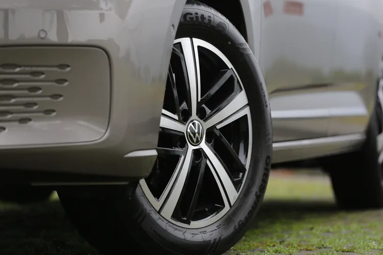 輪圈同樣是17吋規格，但已換上更精緻的Colombo雙色鋁合金造型。林浩昇攝