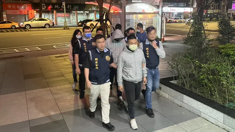 警方將林男等11人帶回警局。新店警分局提供