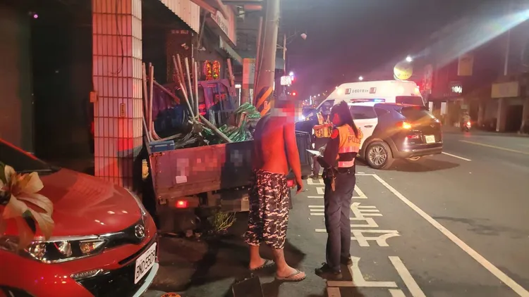 黃姓男子經警消救出後進行酒測。讀者提供