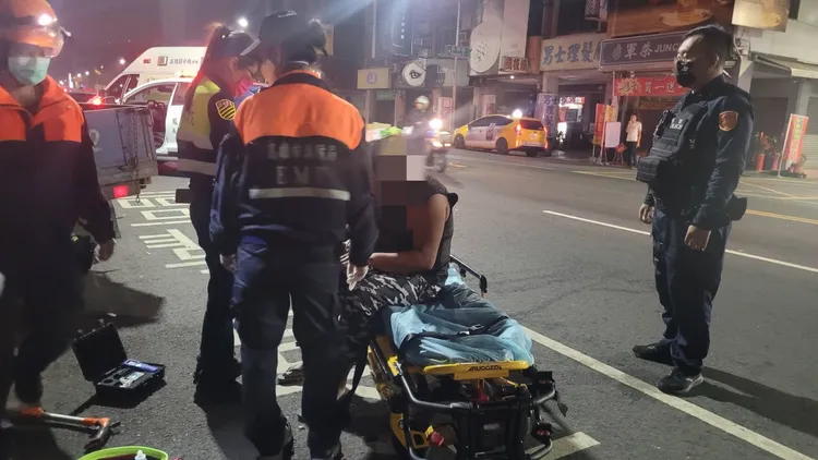 警方將黃姓男子送醫救治。讀者提供