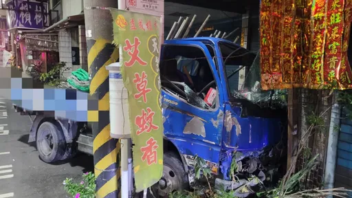 太累了!加班到半夜開夜車 轟一聲車子撞進民宅