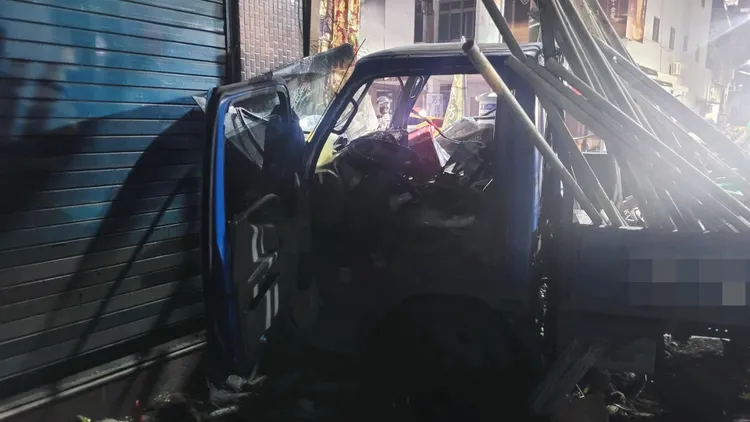 黃姓男子因精神不濟，今清晨開貨車撞進民宅騎樓。讀者提供